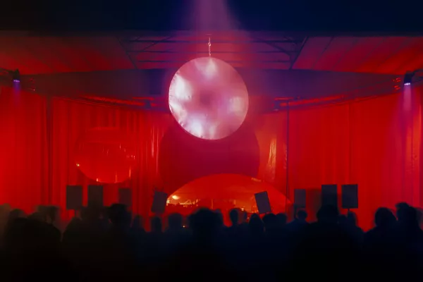 een zaal met rode verlichting