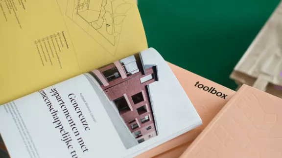 Edith: “In 2023 zijn we vanuit AR-TUR gestart met de reeks Architectuur in de Kijker, waarbij we vier maal per jaar een bijzonder architectuurproject uit de Kempen bezoeken. We merken dat het nuttig blijft om af en toe kwaliteitsvolle architectuurprojecten te tonen. Zo’n inspirerend voorbeeld uit de Kempen voor cultuur- en vrijetijdssectoren is de herbestemming van een kerk tot een vrijetijdshuis in Vosselaar.  De Sint-Jozef Arbeiderkerk in Vosselaar is gerestaureerd en herbestemd tot vrijetijdshuis De Moer