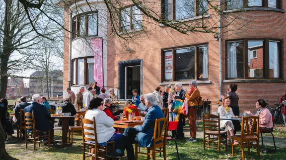 mensen die buiten in een bar zitten