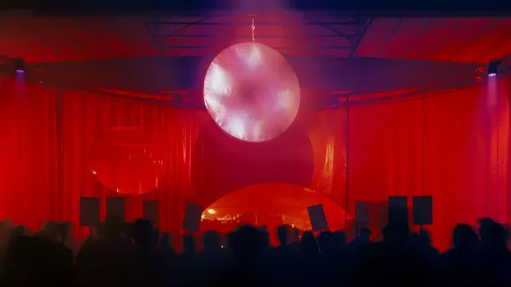 een zaal met rode verlichting