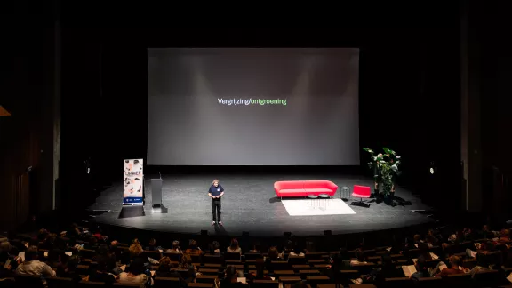 Pedro die spreekt voor een publiek