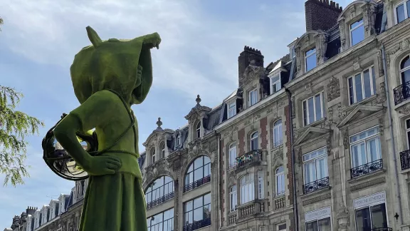 kunstbeeld met mos op in een straat