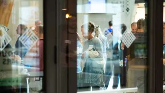 mensen die in een hal staan 