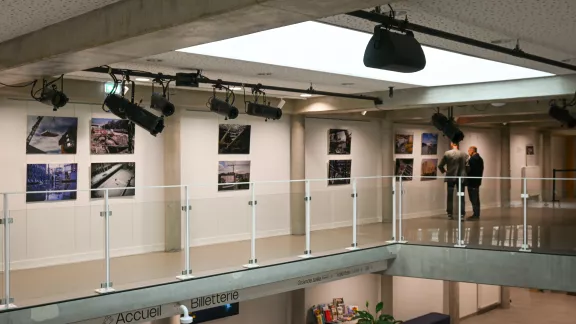 twee mensen die kijken naar foto's aan de muur