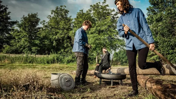 mensen aan het werk in een bos