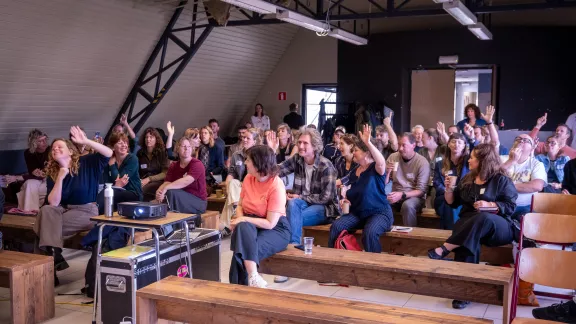 deelnemers die hun hand opsteken