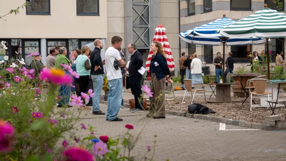 mensen die uitwisselen tussen de bloemen op de binnenplaats