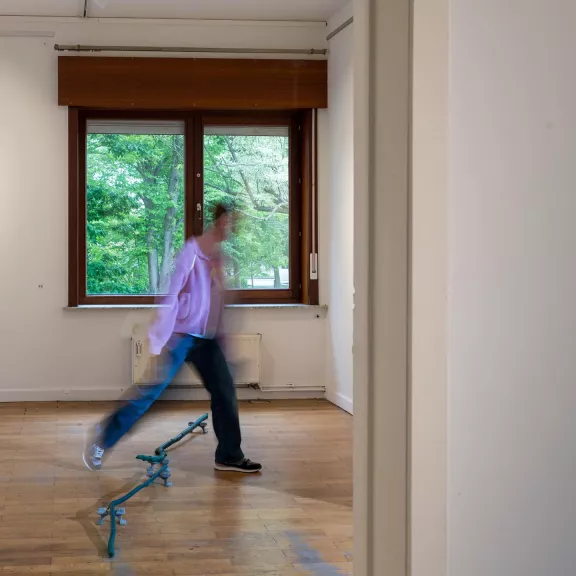 persoon die door een gang loopt