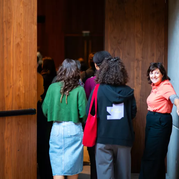 mensen die de theaterzaal binnengaan