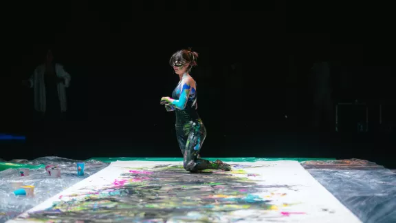 klub karbon vrouw die schildert