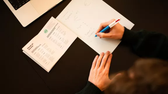 papieren en iemand die opschrijft